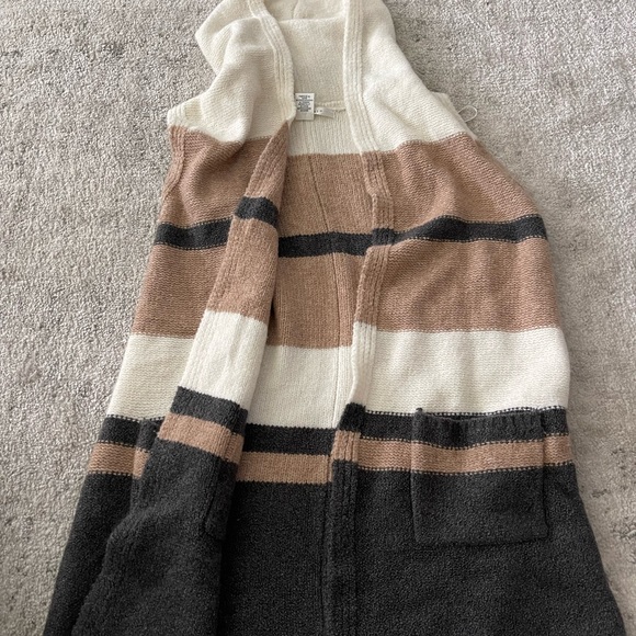 Max Studio Cozy Sleeveless open Sweater with hood - Picture 2 of 4